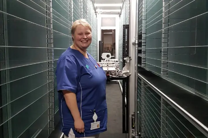 En mann som står i gangen