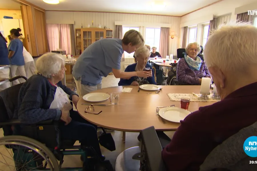 En gruppe mennesker som sitter rundt et bord