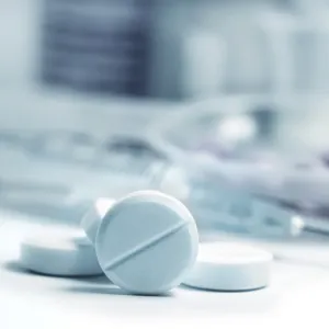 Et nærbilde av en hvit pille