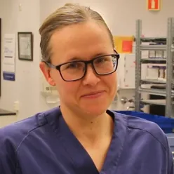 En kvinne med briller