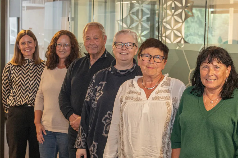 Bilde av brukerutvalget i Sjukehusapoteka Vest. De står sammen som en gruppe på fem og smiler, med administrerende direktør, Tonje Folkvang ved siden av seg.