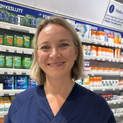 En person som smiler i en butikk