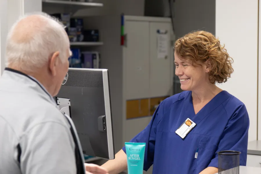 En kvinne og en mann som snakker