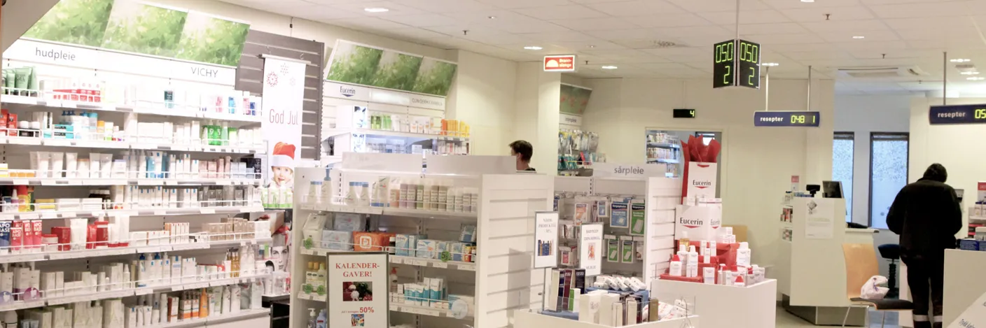 En butikk med hyller med produkter