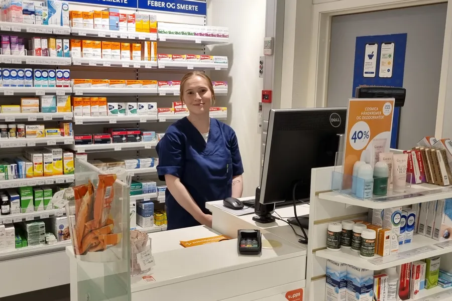 En person som står i en butikk